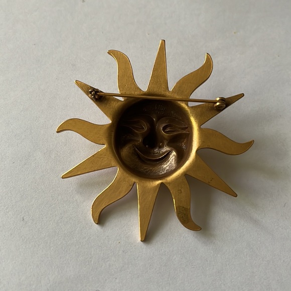 Smiling sun brooch. - Picture 4 of 4